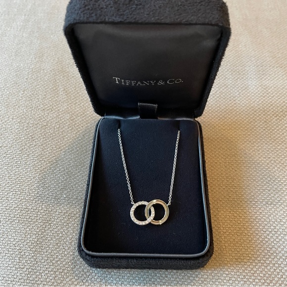 💙Tiffany & Co.💙18k White Gold Diamond Interlocking Circle Necklace - Picture 2 of 12